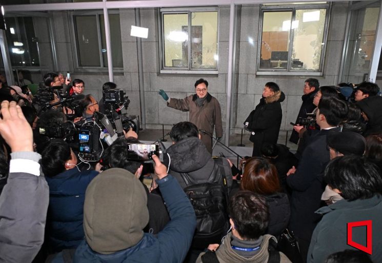 [포토] 우원식 의장 '계엄군이 유리창 깨고 진입한 곳'