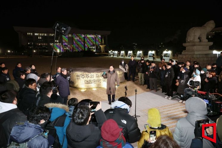 [Photo] Speaker Woo Wonshik Explains the Symbolic Stone of the National Assembly