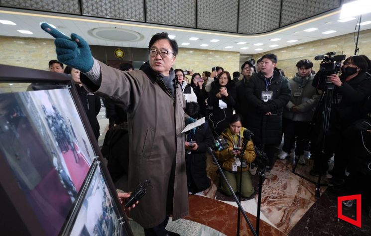 우원식 국회의장이 3일 서울 여의도 국회에서 열린 '비상계엄 해제 1주년 기억행사' 다크투어에서 도슨트로 참여해 시민들과 함께 계엄군이 들이닥쳤던 3층 중앙홀을 돌아보고 있다. 2025.12.3 국회사진기자단