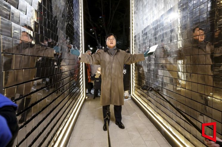 우원식 국회의장이 3일 오후 서울 여의도 국회에서 열린 '그 날 12.3 다크투어' 중 독립기억광장에서 발언하고 있다. 2025.12.3 국회사진기자단