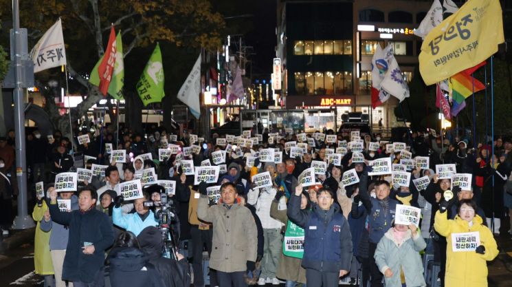 12·3 비상계엄 1년을 맞은 3일 저녁 제주시청 앞 도로에서 윤석열정권퇴진·한국사회대전환 제주행동이 주최한 '12·3 계엄 1년, 내란완전청산 사회대개혁 제주도민대회'가 열리고 있다. 연합뉴스