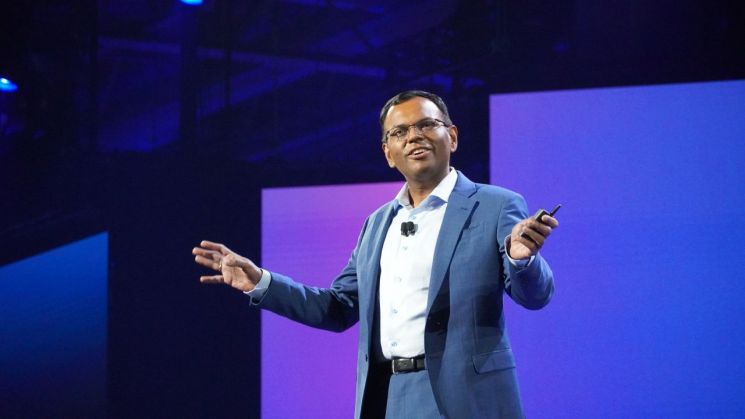 스와미 시바수브라마니안 AWS 에이전틱 AI 담당 부사장이 3일(현지시간) 오전 미국 네바다주 라스베이거스 베네시안 호텔에서 '에이전틱 AI의 미래'를 주제로 기조연설을 하고 있다. AWS 제공