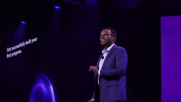 스와미 시바수브라마니안 AWS 에이전틱 AI 담당 부사장이 3일(현지시간) 오전 미국 네바다주 라스베이거스 베네시안 호텔에서 '에이전틱 AI의 미래'를 주제로 기조연설을 하고 있다. AWS 제공