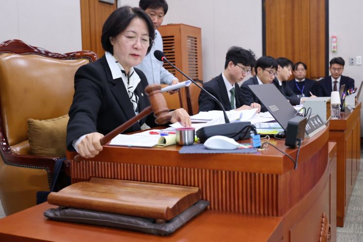 3일 서울 여의도 국회에서 열린 제429회 국회(정기회) 법제사법위원회 제16차 전체회의에서 12·3 계엄 사태와 관련해 윤석열 전 대통령 등이 연루된 내란 사건을 전담 처리하는 '내란전담재판부'(내란특별재판부) 설치법이 여당 주도로 통과되고 있다. 연합뉴스