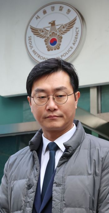 더불어민주당 장경태 의원이 2일 자신을 성추행 의혹으로 고발한 고소인을 무고 및 폭행 등으로 고소·고발하기 위해 서울경찰청 민원실을 방문한 뒤 나오고 있다. 연합뉴스