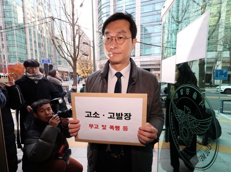 더불어민주당 장경태 의원이 2일 자신을 성추행 의혹으로 고발한 고소인을 무고 및 폭행 등으로 고소·고발하기 위해 서울경찰청 민원실을 방문하고 있다. 연합뉴스