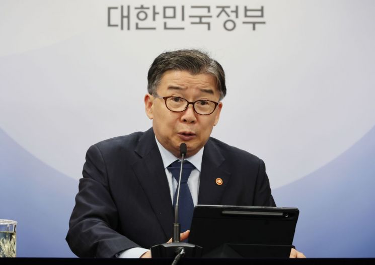 유철환 국민권익위원회 위원장이 서울 종로구 정부서울청사에서 발언하고 있다. 연합뉴스