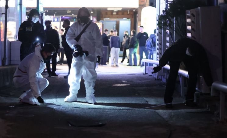 3일 오후 경남 창원시 마산회원구 합성동 한 모텔 앞에서 경찰이 현장을 살피고 있다. 이날 오후 해당 모텔에서 흉기 사건이 발생해 2명이 심정지 상태로 발견되고, 2명이 중상을 입었다. 2025.12.3 연합뉴스