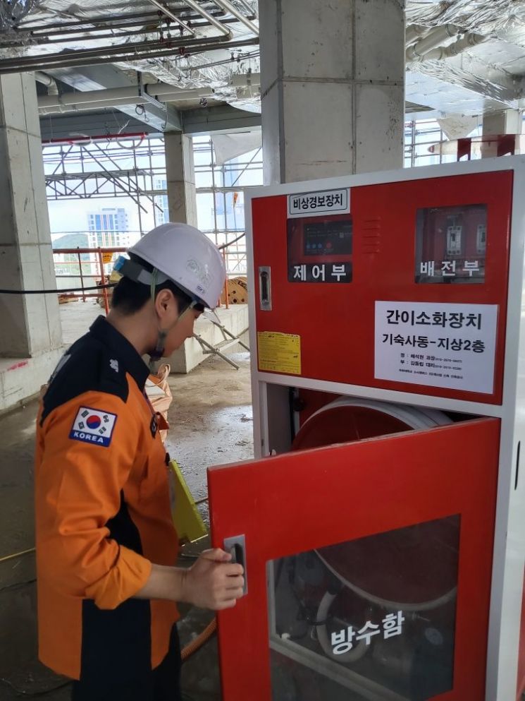 경기도소방재난본부가 도내 건물의 간이소화장치 안전점검을 하고 있다. 경기도소방재난본부 제공