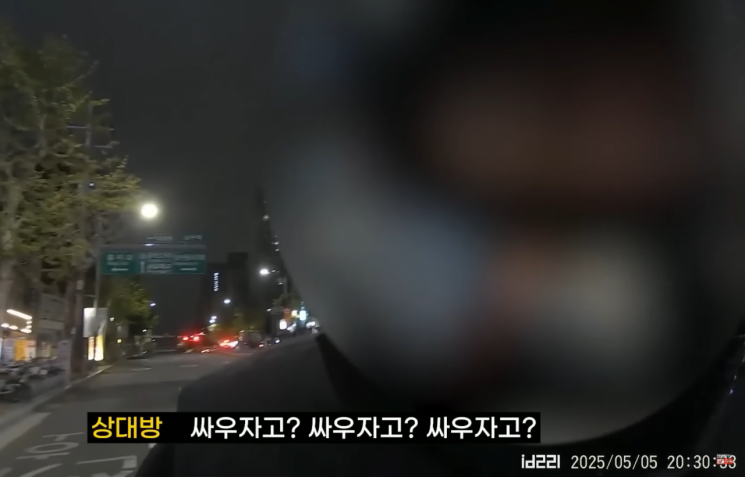 신호대기 중 상대 운전자가 제보자에게 욕설과 공격적인 행동을 보이고 있다. 유튜브 한문철TV 캡처