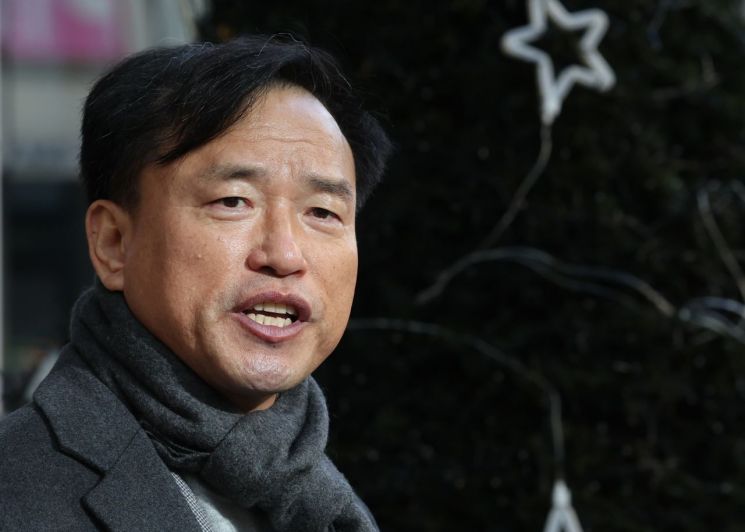 김종철 초대 방송미디어통신위원회(방미통위) 위원장 후보자가 4일 과천시 인사청문회 준비사무실에 출근하며 취재진의 질문에 답하고 있다. 연합뉴스