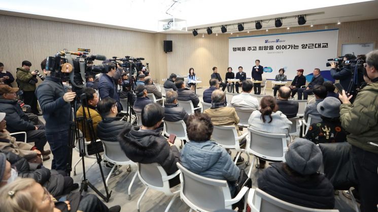 김동연 경기도지사가 4일 양평 지역 교통 문제를 개선할 '양근대교 확장 공사' 현장을 방문해 인사말을 하고 있다. 경기도 제공