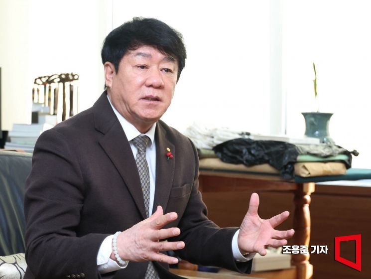 김윤식 신협중앙회장이 대전 신협중앙회 본사에서 아시아경제와 인터뷰 하고 있다. 조용준 기자