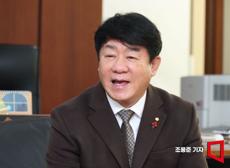 김윤식 신협중앙회장이 대전 신협중앙회 본사에서 아시아경제와 인터뷰 하고 있다. 조용준 기자