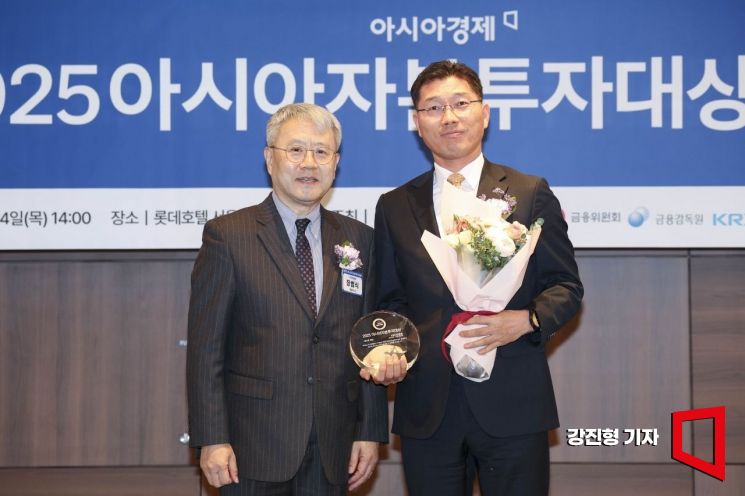 KB자산운용이 4일 서울 중구 롯데호텔에서 열린 ‘2025 아시아자본투자대상’에서 베스트 펀드 부문 아시아경제대표상을 수상하고 있다. 2025.12.4 강진형 기자