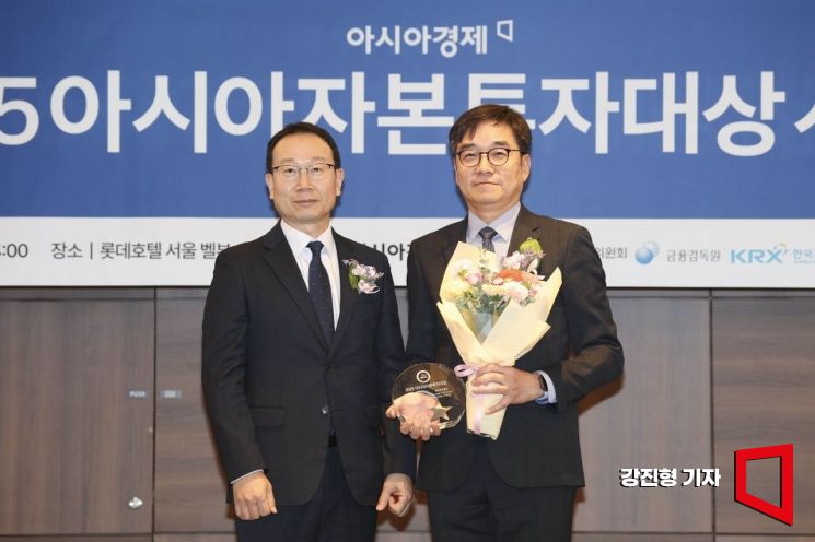 NH투자증권이 4일 서울 중구 롯데호텔에서 열린 ‘2025 아시아자본투자대상’에서 디지털 부문 금융투자협회장상을 수상하고 있다. 2025.12.4 강진형 기자
