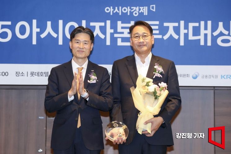 대신증권이 4일 서울 중구 롯데호텔에서 열린 ‘2025 아시아자본투자대상’에서 리서치 부문 한국거래소이사장상을 수상하고 있다. 2025.12.4 강진형 기자