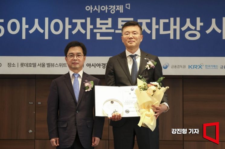 Mirae Asset Global Investments is receiving the Chairman's Award of the Financial Services Commission at the "2025 Asia Capital Investment Awards" held at Lotte Hotel in Jung-gu, Seoul on December 4, 2025. Photo by Kang Jinhyung