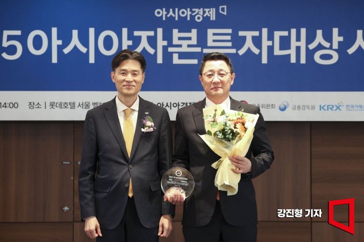 미래에셋증권이 4일 서울 중구 롯데호텔에서 열린 ‘2025 아시아자본투자대상’에서 WM 해외부문 한국거래소이사장상을 수상하고 있다. 2025.12.4 강진형 기자