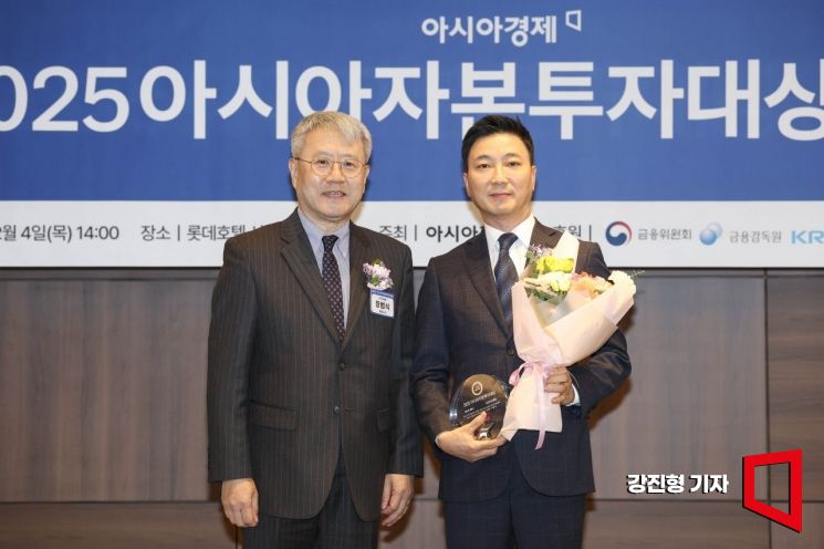 Samsung Asset Management receives the Asia Business Daily Representative Award in the Best Asset Manager category at the '2025 Asia Capital Investment Awards' held at Lotte Hotel in Jung-gu, Seoul on December 4, 2025. Photo by Kang Jinhyung