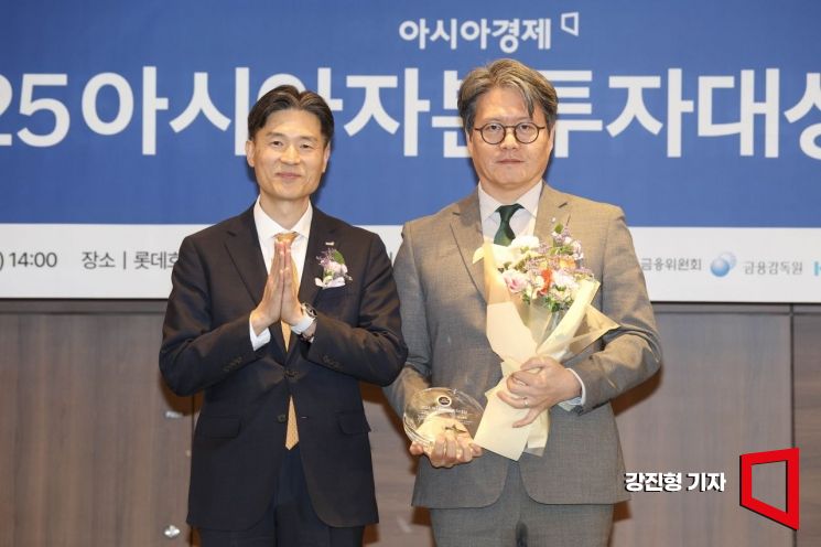 하나증권이 4일 서울 중구 롯데호텔에서 열린 ‘2025 아시아자본투자대상’에서 리서치 부문 한국거래소이사장상을 수상하고 있다. 2025.12.4 강진형 기자
