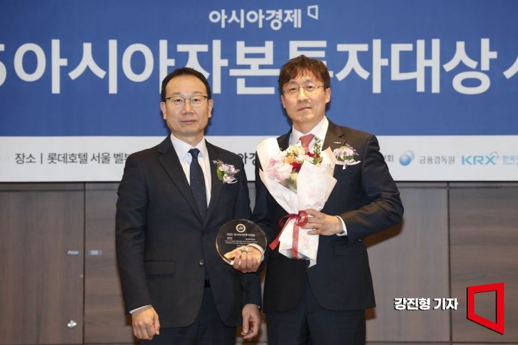 한국투자증권이 4일 서울 중구 롯데호텔에서 열린 ‘2025 아시아자본투자대상’에서 퇴직연금 부문 금융투자협회장상을 수상하고 있다. 2025.12.4 강진형 기자