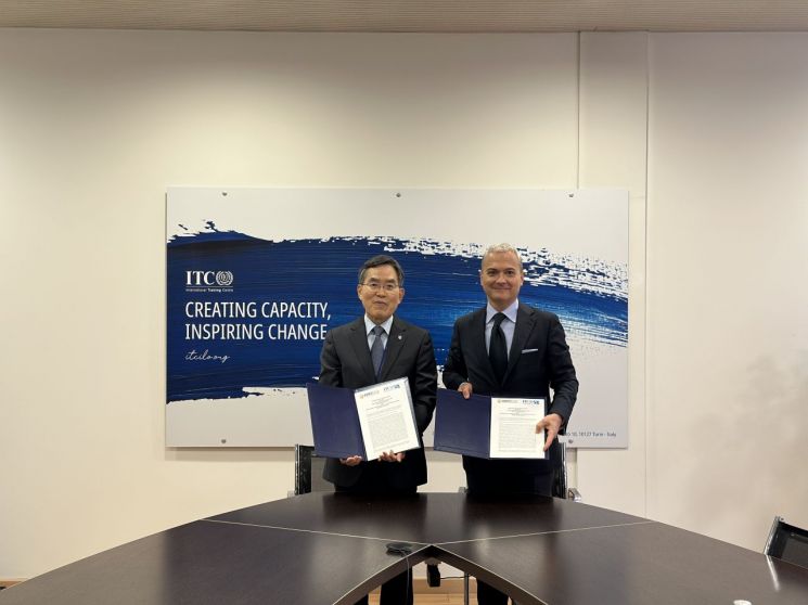 유길상 한국기술교육대 총장이 지난 3일 이탈리아 토리노에 있는 ICTILO(국제노동기구 국제교육센터)를 방문해 업무협약을 맺고 기념촬영을 하고있다./한기대