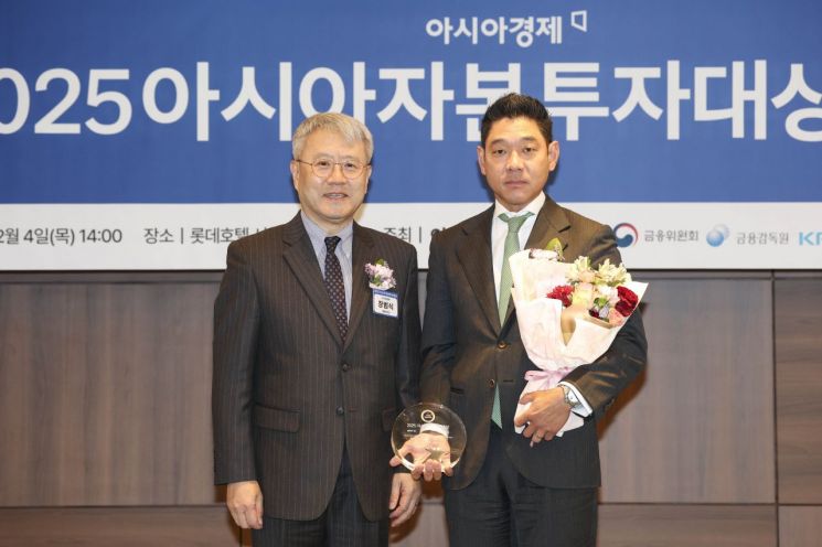 한앤컴퍼니가 4일 서울 중구 롯데호텔에서 열린 ‘2025 아시아자본투자대상’에서 올해의 딜 부문 아시아경제대표상을 수상하고 있다. 장범식 아시아경제 대표(왼쪽)와 김재민 한앤컴퍼니 부사장이 기념촬영을 하고 있다.2025.12.4 강진형 기자