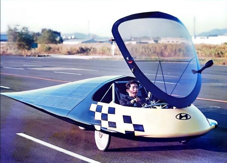 박동주 전 현대자동차 책임이 솔라카를 운전하고 있다. 한국자동차모빌리티협회