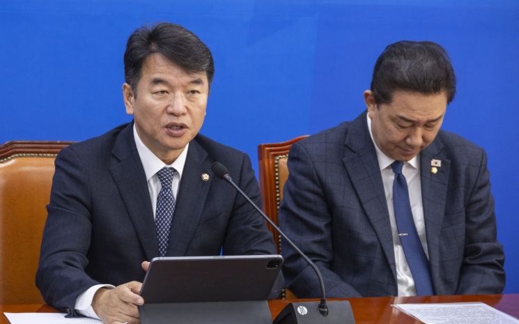 문진석 더불어민주당 원내운영수석부대표(사진 왼쪽). 연합뉴스