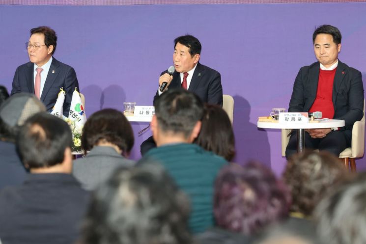 박완수 경남도지사(왼쪽)가 주재자로 나서고, 나동연 양산시장(가운데)이 동석한 이날 '도민 상생토크'. 야안시 제공