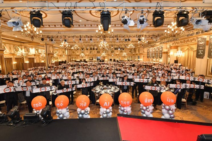 2025 이노비즈데이에서 참석자들이 2026년 새로운 성장과 혁신 의지를 다짐하는 단체 촬영을 진행했다. 이노비즈협회