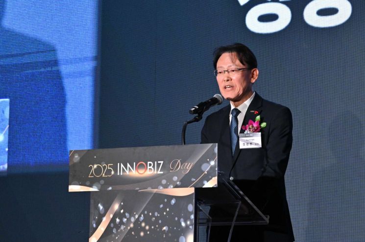 2025 이노비즈데이에서 정광천 이노비즈협회 회장이 개회사를 하고 있다. 이노비즈협회