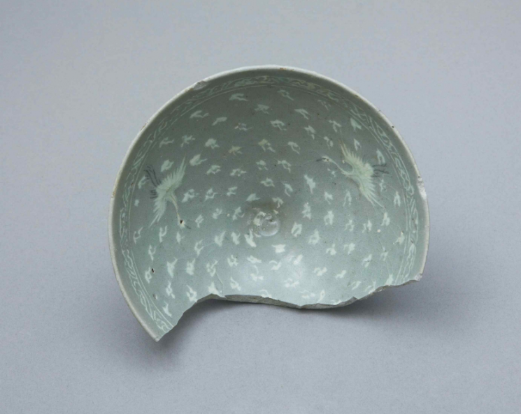 마도2호선에서 출수한 '청자 구름 학 무늬 완'