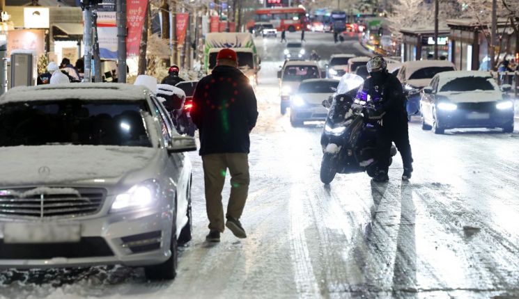 "약속 취소해야 하나" 이번 주말 또 '눈 폭탄'…강원 일대 최대 10㎝ 이상