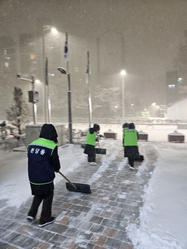 4일 첫눈이 내림에 따라 성남시 분당동 일대에서 제설작업을 벌이고 있다. 성남시 제공