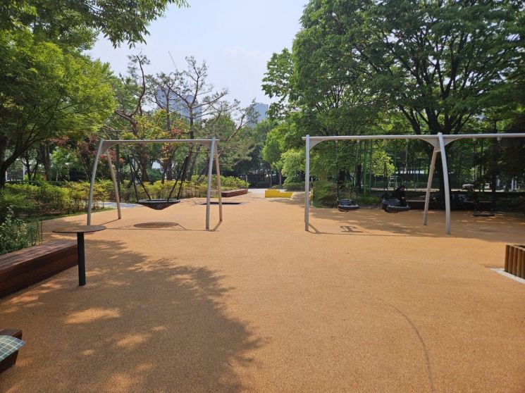 코르크 친환경 소재로 재포장된 구리시 늘푸른 공원