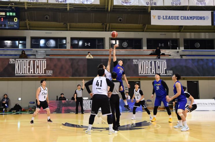동호인 농구팀 업템포와 아울스의 '2025 코리아 컵 최강전' 경기 장면  [사진 제공= 문화체육관광부]