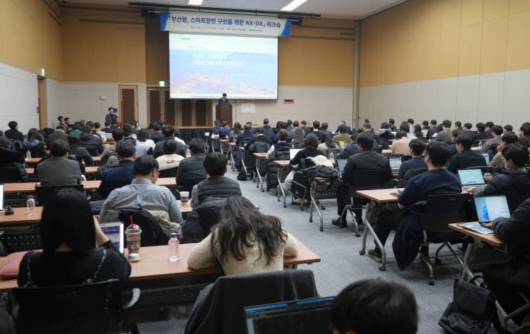 부산항만공사 송상근 사장이 참석자들에게 인사말씀을 하고 있다. 부산항만공사  제공