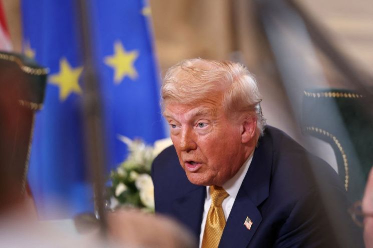 유럽인 절반이 도널드 트럼프 미국 대통령을 '유럽의 적'이라고 생각한다는 여론조사 결과가 나왔다. 지난 7월 유럽연합과의 관세협상에 나선 트럼프 대통령의 모습. 로이터연합뉴스
