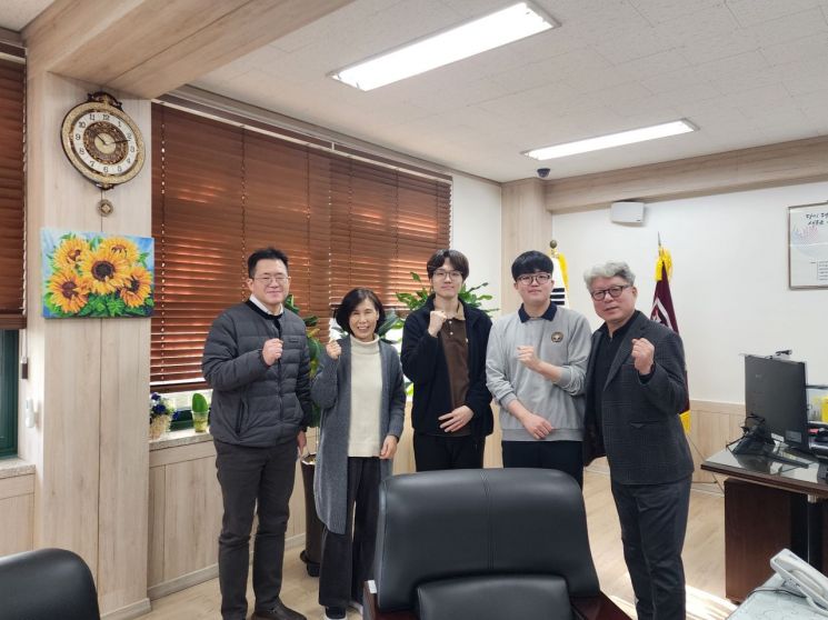 최재일 광남고 교장(사진 맨 오른쪽)이 2026학년도 수능 만점자인 왕정건 학생(오른쪽에서 두 번째)와 함께 포즈를 취하고 있다. 광남고