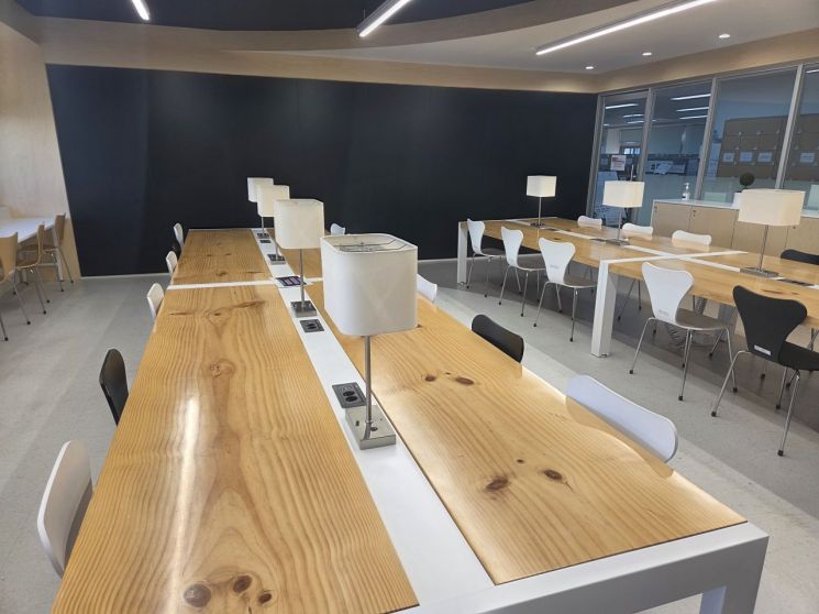 최 교장은 최근 자유석 형태의 스터디카페를 새롭게 열었다. 고정석보다도 호응이 높다고 한다.