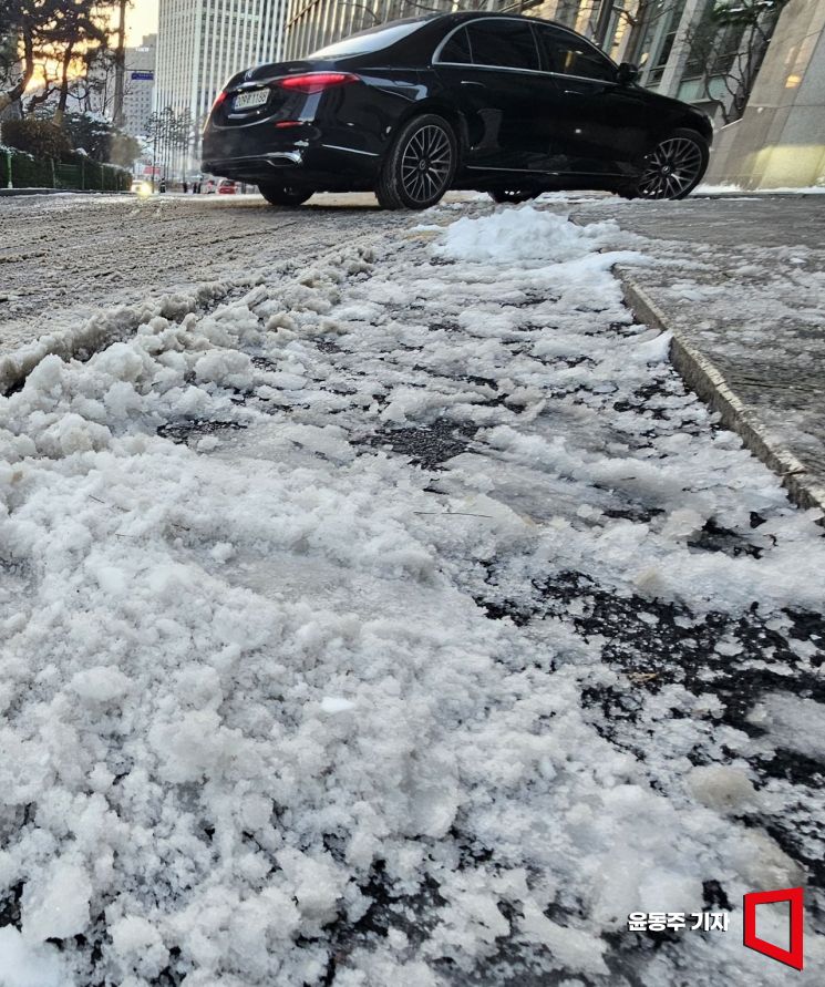 [포토] 첫눈의 기쁨은 찰나, 밤새 얼어붙은 도로