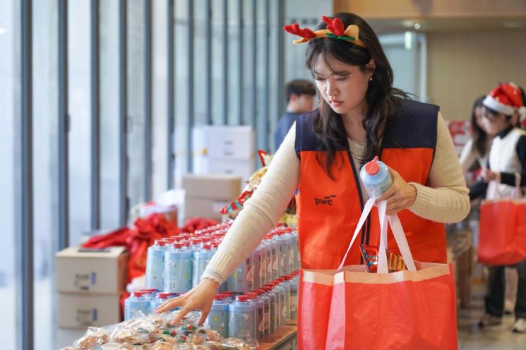 4일 ‘미리 크리스마스, 산타 원정대 시즌8’ 활동에 참여한 용산 드래곤즈 자원봉사자가 시설에 전달할 선물을 준비하고 있다. 삼일PwC