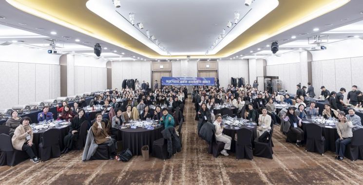 4일 서울 강남구 삼정호텔에서 열린 '여성CEO 네트워킹데이'에서 참석자들이 기념촬영을 하고 있다. 한국여성경제인협회