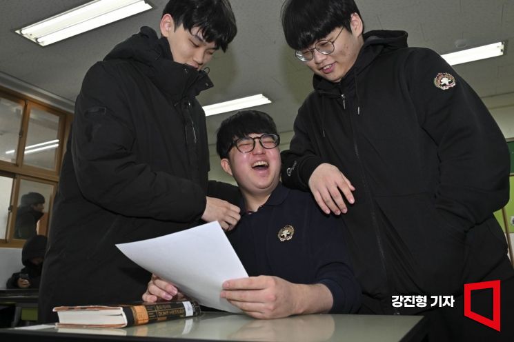 [포토] '수능 만점 학생의 환한 웃음'