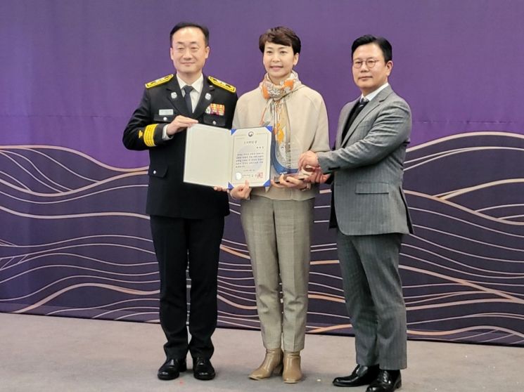박현경 수원 권선의용소방대원이 119의인상을 받은 뒤 기념사진을 찍고 있다. 수원남부소방서 제공