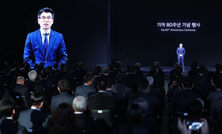 송호성 기아 사장이 5일 경기 용인 기아 비전스퀘어에서 열린 기아 80주년 기념식에서 발언하고 있다. 연합뉴스