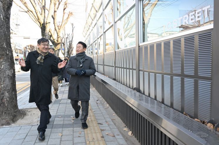 김동근 시장이 지난 4일 가능동 ‘C.STREET 걷고 싶은 거리 조성사업’ 현장을 둘러보고 있다. 의정부시 제공
