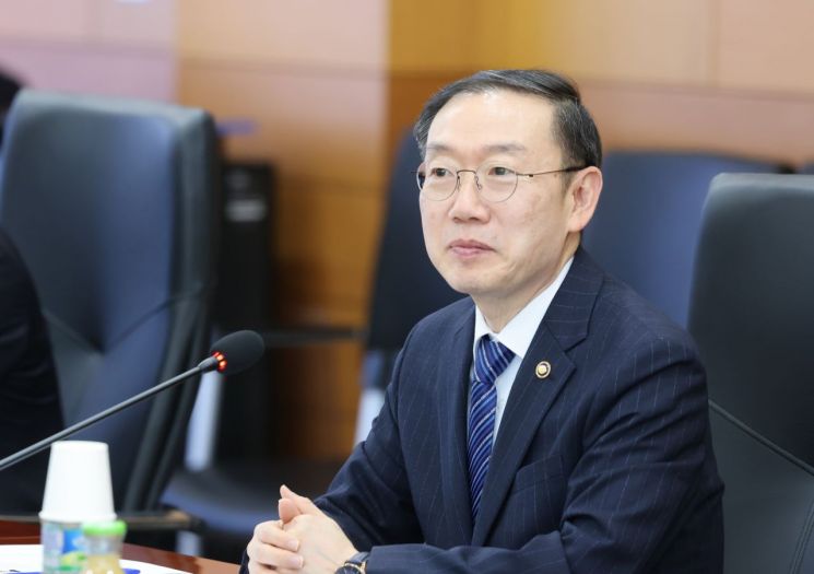 이명구 관세청장이 최근 내부 간부회의를 주재하고 있다. 관세청 제공